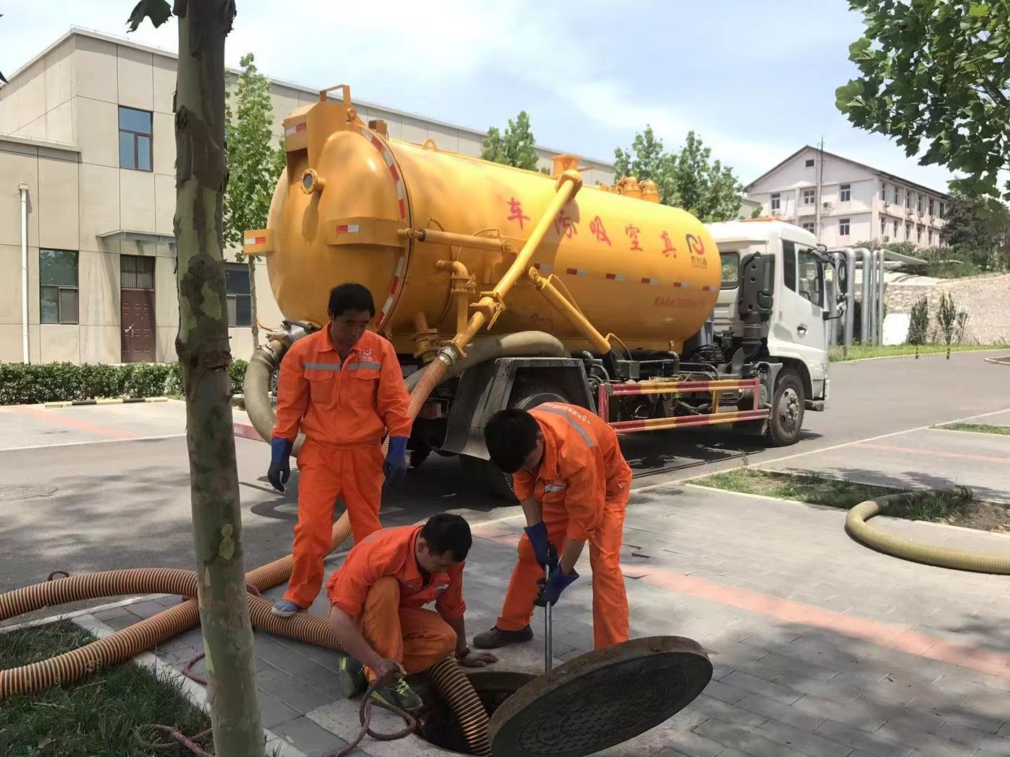 明水化粪池清理与5-8吨吸粪车施工效率分析